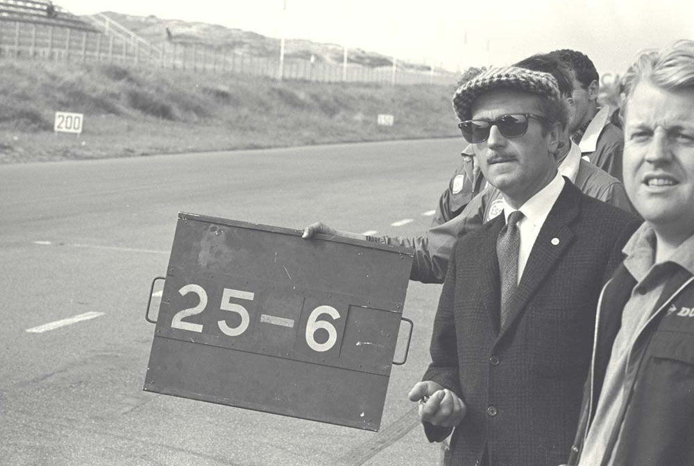 1967 Dutch Grand Prix Assen Netherlands Colin Chapman holding pit board CD 0554 3252 2911 22 0144-0991