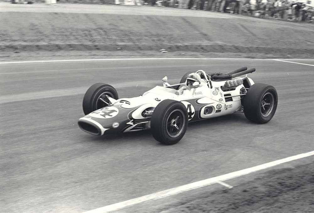 1967 Rex Mays 300 California World F1 champion John Surtees in an Indianapolis type race car CD 0777 3292 0807 19 0144-1053