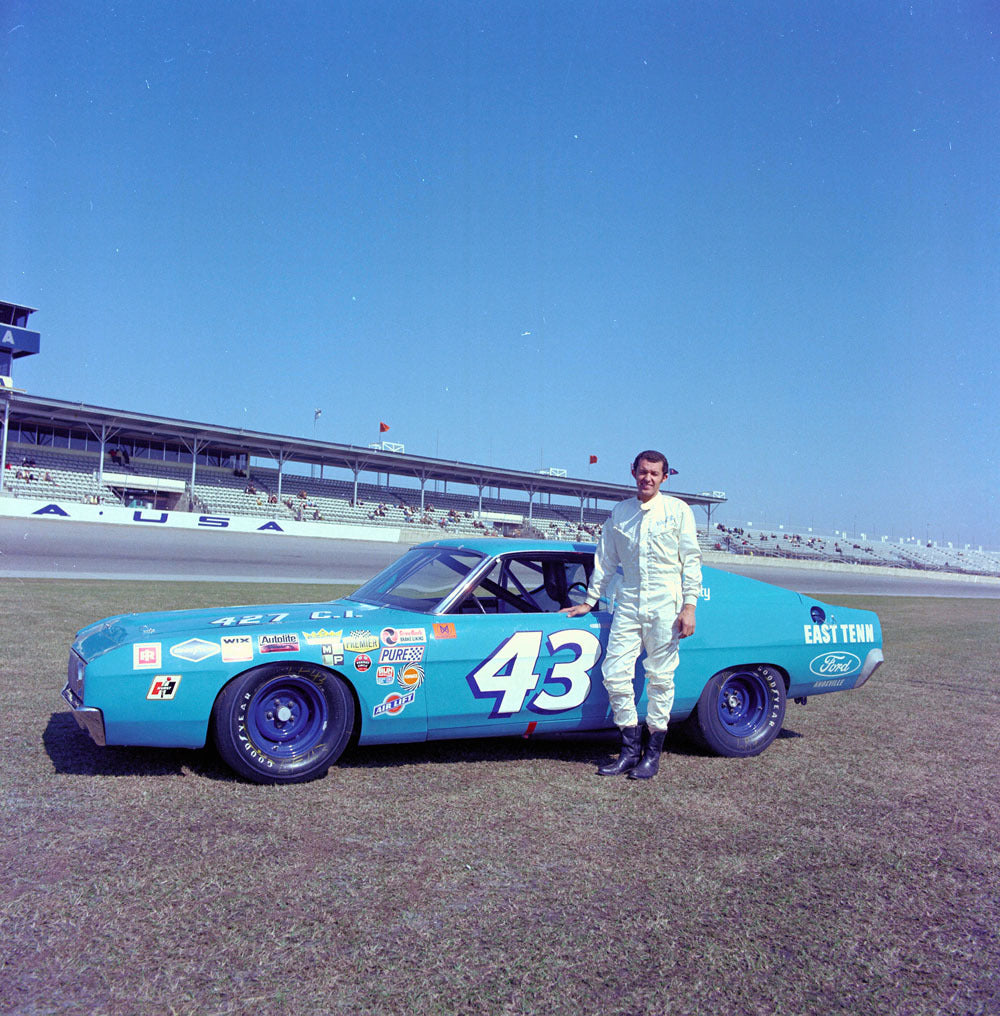 1969 Daytona 500 Florida Richard Petty and his Ford car during the only year he drove for Ford CD 0777 3292 0633 21 0144-1065