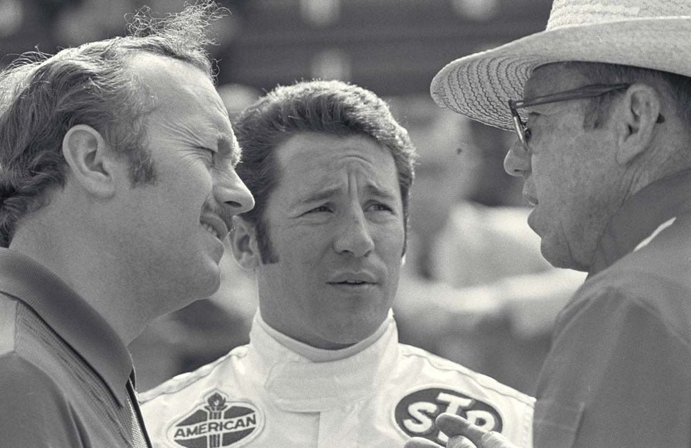 1969 Indianapolis 500 Indiana (L to R) Colin Chapman Marion Andretti and Clint Brawner during practice CD 0554 3252 4322 7 0144-1075