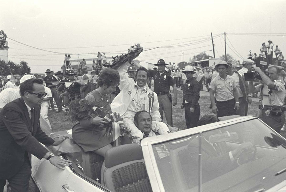 1969 Indy 500 Indiana Mario Andretti wins and sits on Andy Granettlis shoulder CD 0554 3252 4322 1 0144-1100