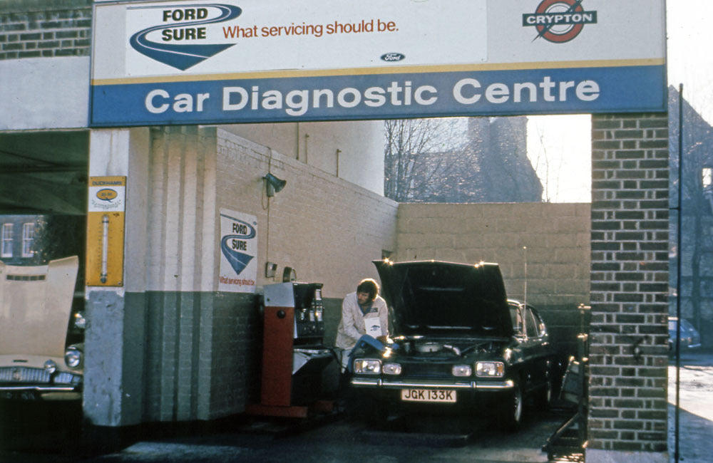 1972 Dealers gates of Woodford & Luton Motors neg 120 1 0144-1178