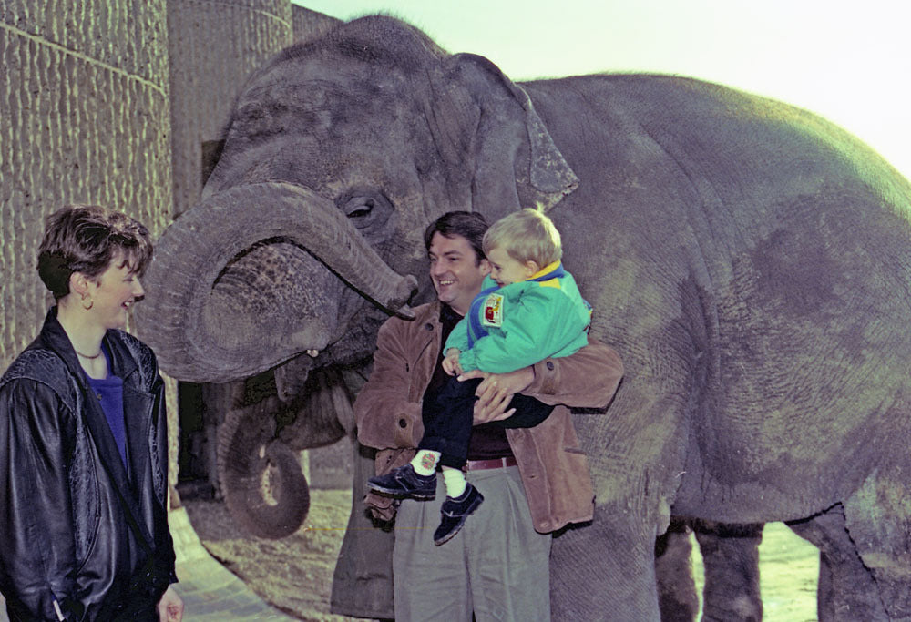 1991 Dealers Footballer Gary Mabbutt & DBA Xmas draw 3rd place winner Keith Pearson neg 12 34 0144-1558