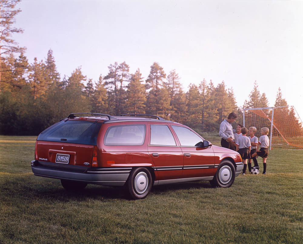 1988 Ford Taurus GL station wagon  CN49006-015 0144-3187