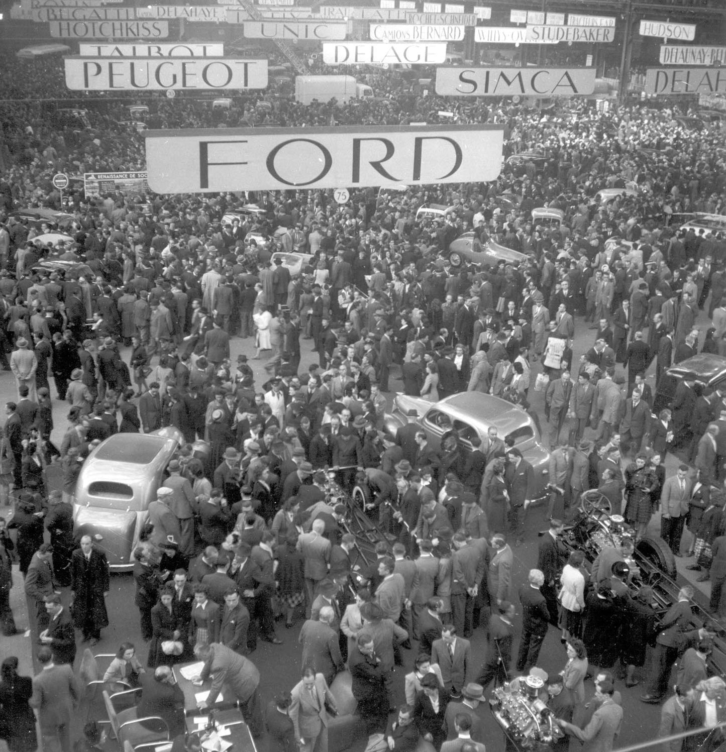 Paris Auto Show 1946 0400-2227