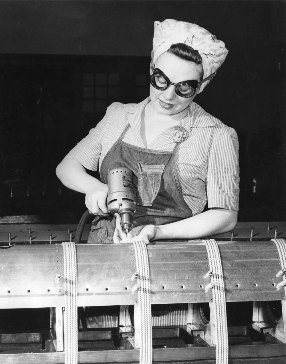 Willow Run Plant Martha Rhodes 07 20 1943 0400-3171