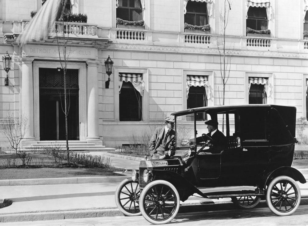 1915 Ford Model T at Detroit Athletic Club 0400-8712