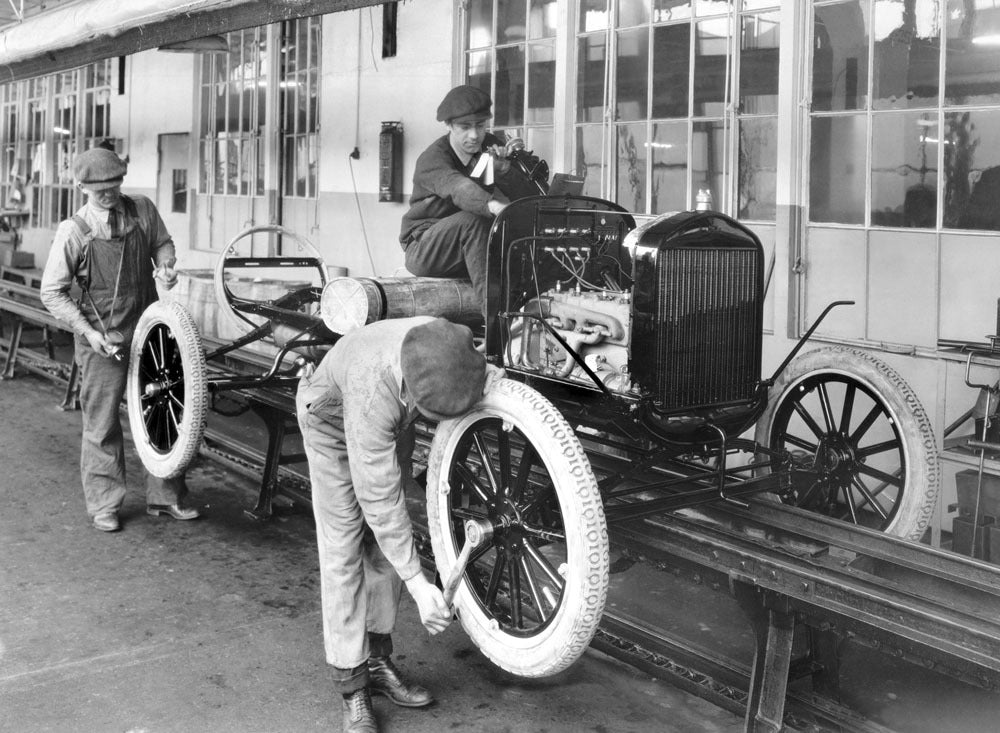 1924 Ford Model T 10 millionth car getting hub ca 0400-8755