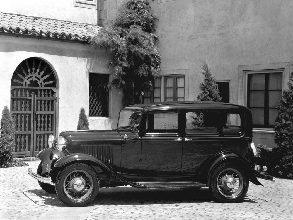 1932 Ford DeLuxe 4 door sedan 0400-8836