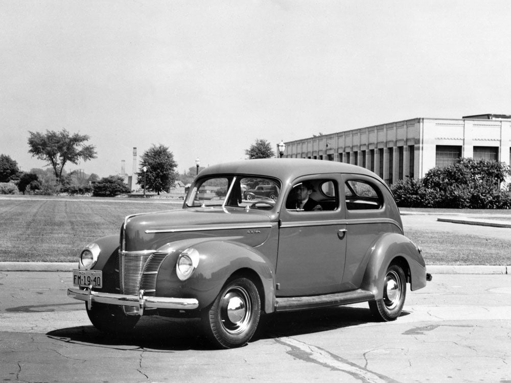 1940 Ford DeLuxe Tudor Sedan 0400-8900