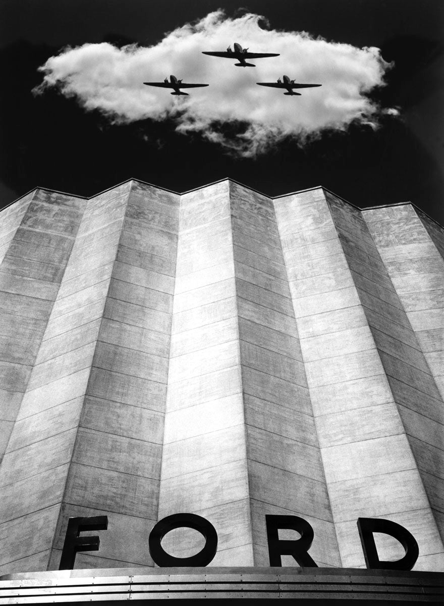 1941 Ford Rotunda with airplanes overhead 0400-8913-1