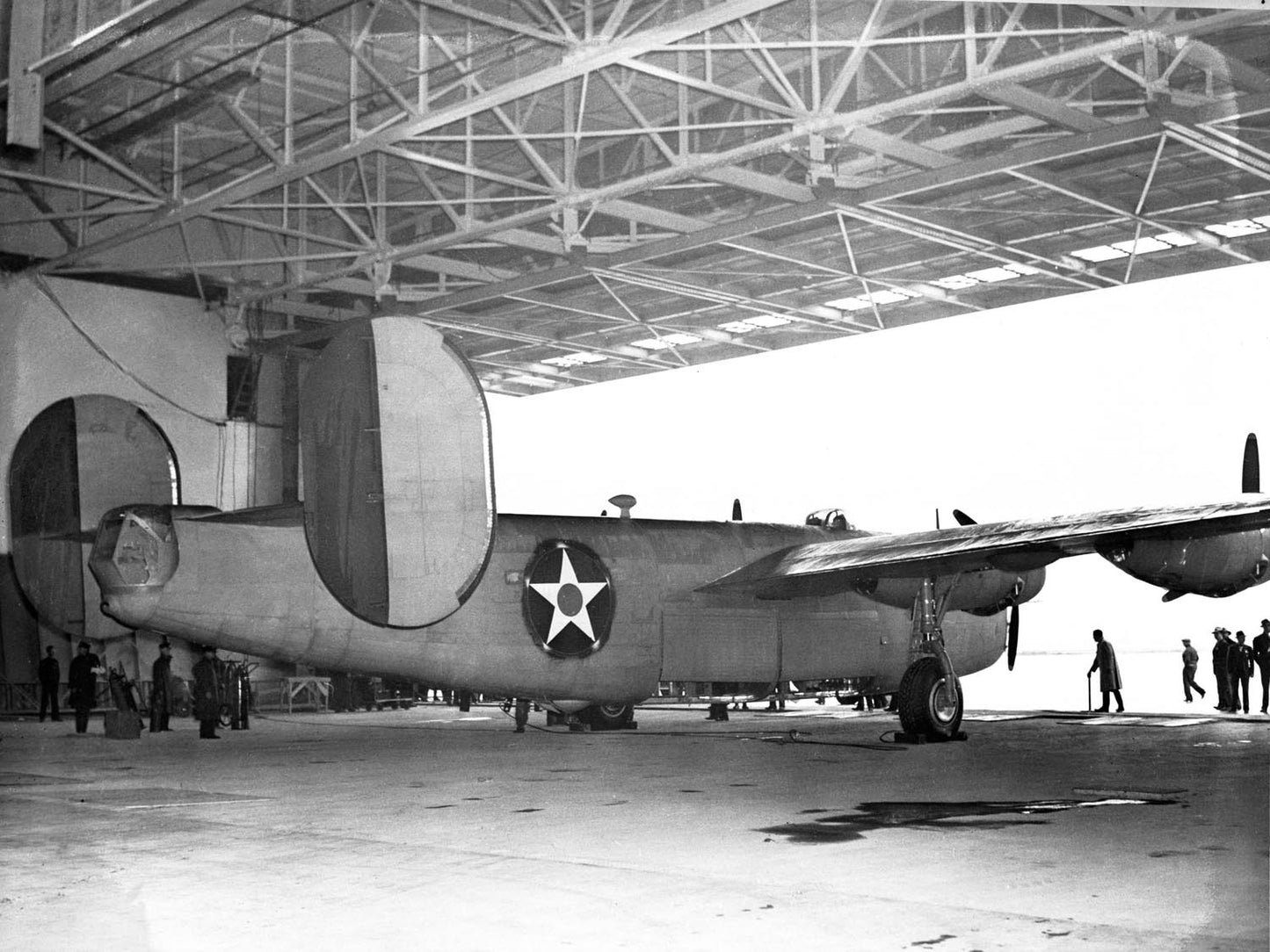 1942 Willow Run B 24 E first Ford built bomber  0400-8963