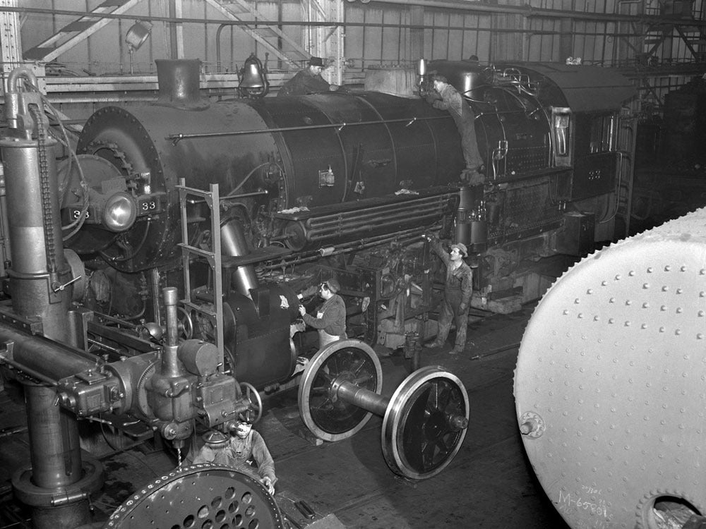 1943 Rouge facility locomotive being repaired 0400-8972