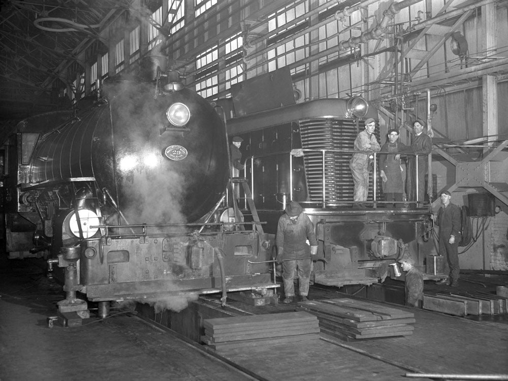 1943 Rouge facility locomotive repair shop  0400-8974