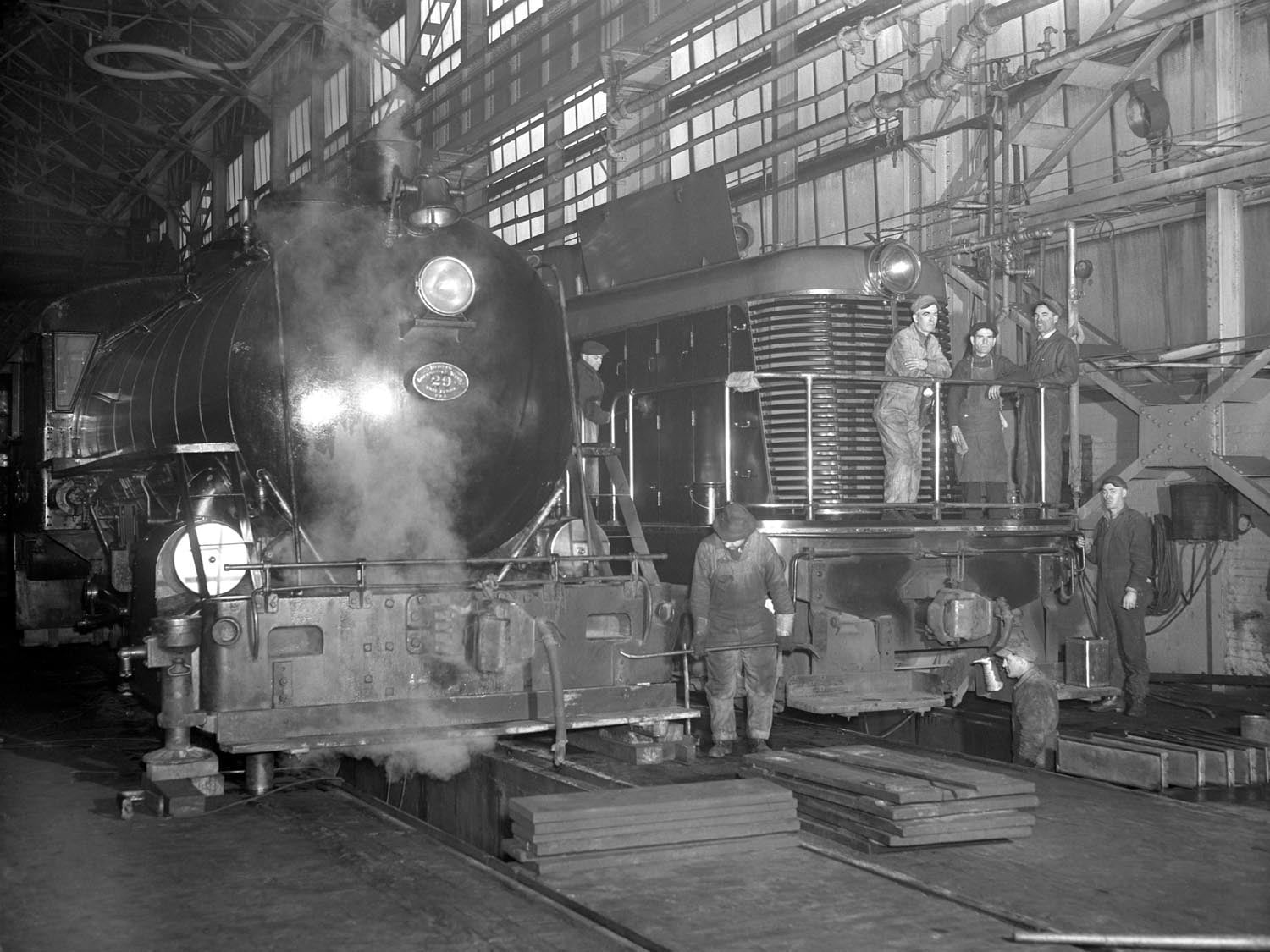 1943 Rouge facility locomotive repair shop  0400-8974