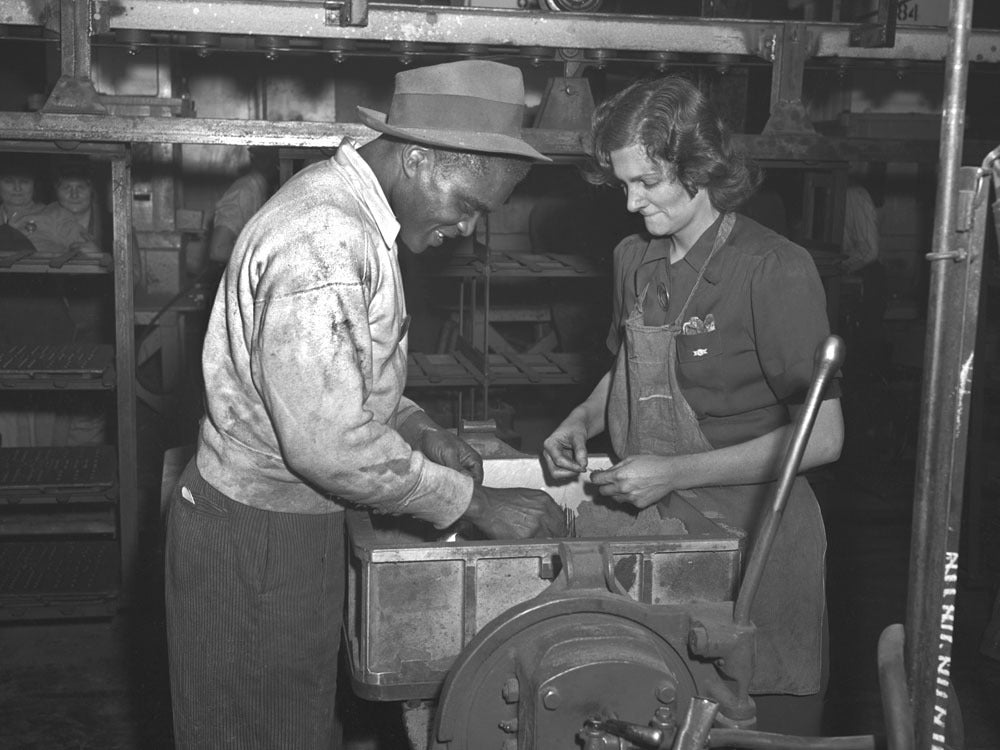 1943 Rouge Plant woman and man making cores for ca 0400-8975