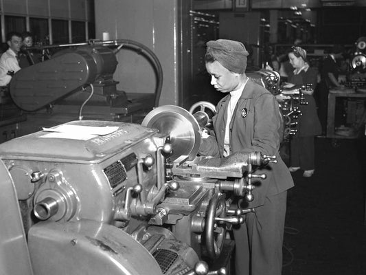 1943 Rouge Plant woman operating a lathe 0400-8976