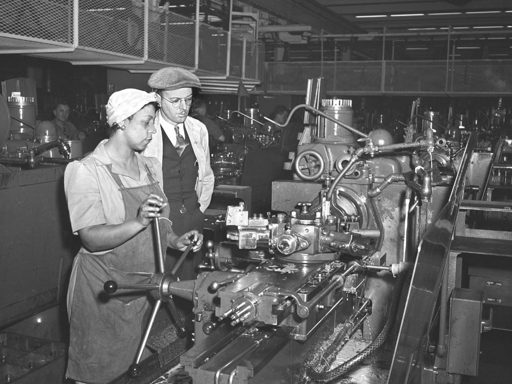 1943 woman operating turret lathe 0400-8978