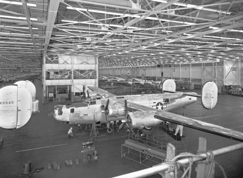 1944 Willow Run final assembly line 0400-8994