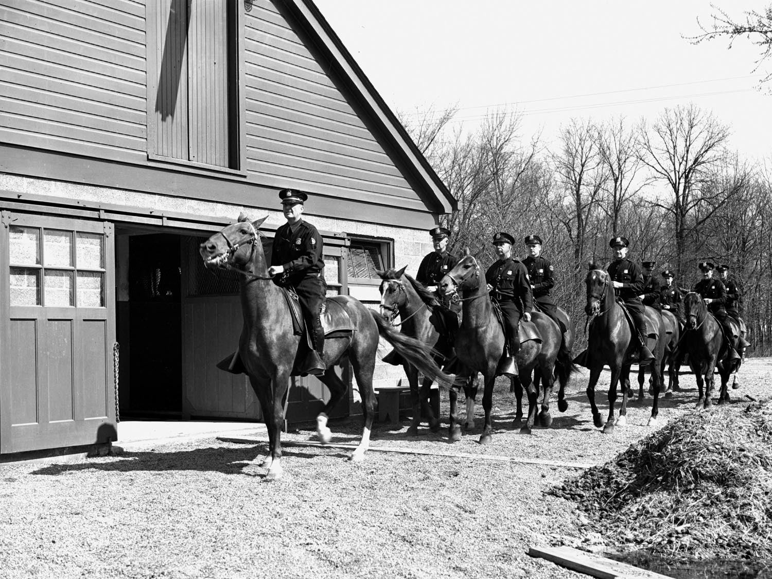 1945 Dearborn mounted police and horse barn  0400-8997