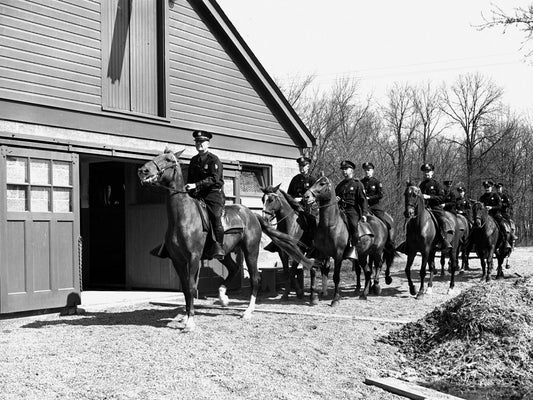 1945 Dearborn mounted police and horse barn  0400-8997