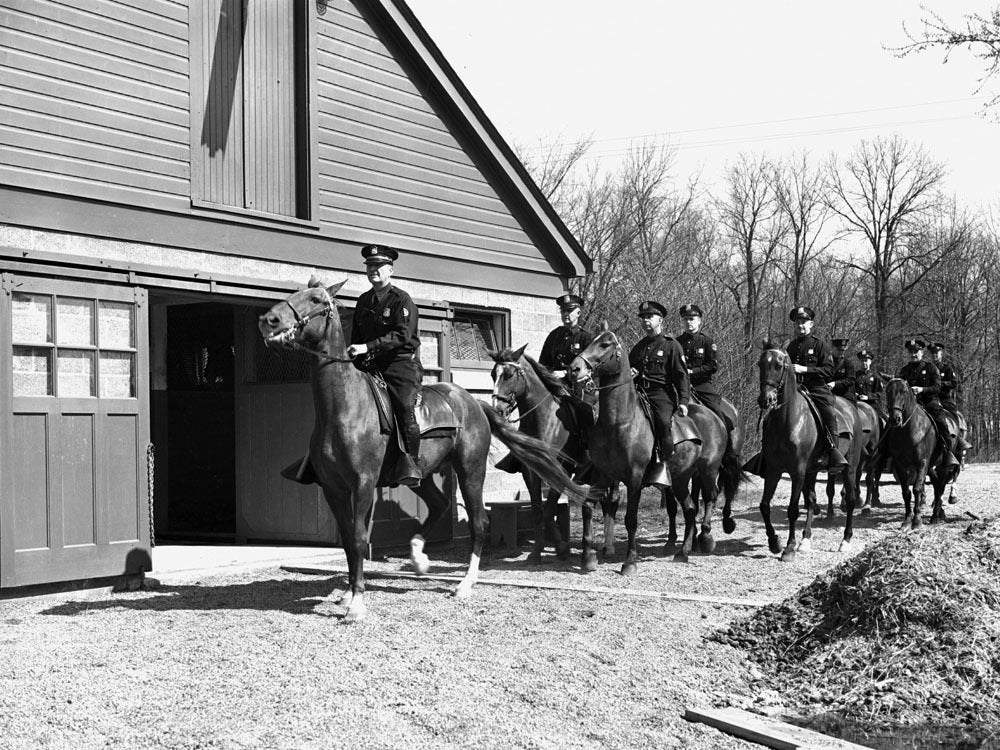 1945 Dearborn mounted police and horse barn  0400-8997