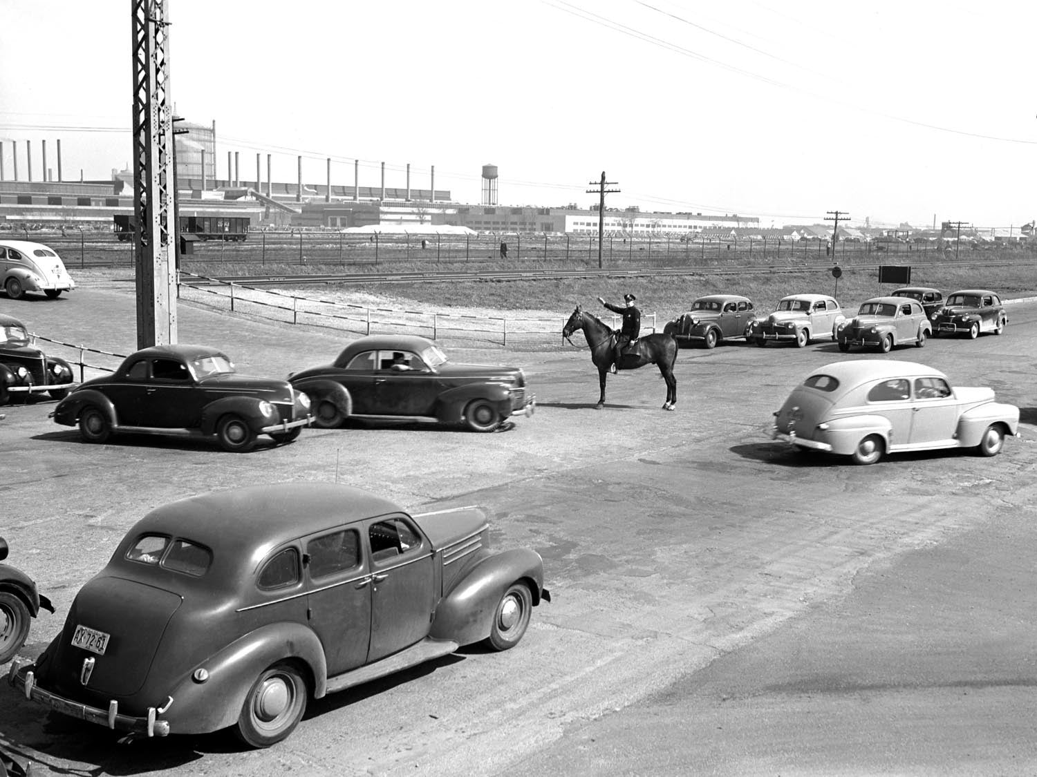1945 Dearborn mounted policeman directing traffic  0400-8998