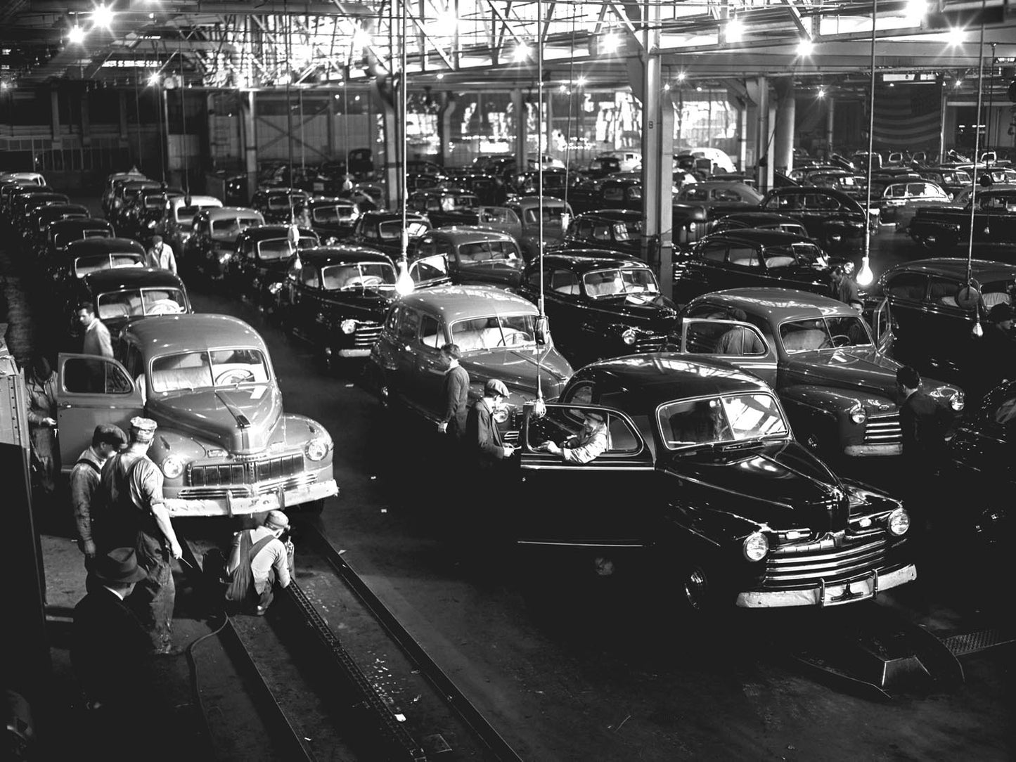 1946 Ford and Mercury final assembly line  0400-9006