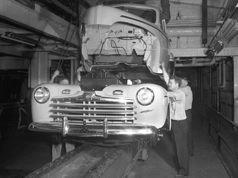 1946 Ford first post war production car July 1945 0400-9007