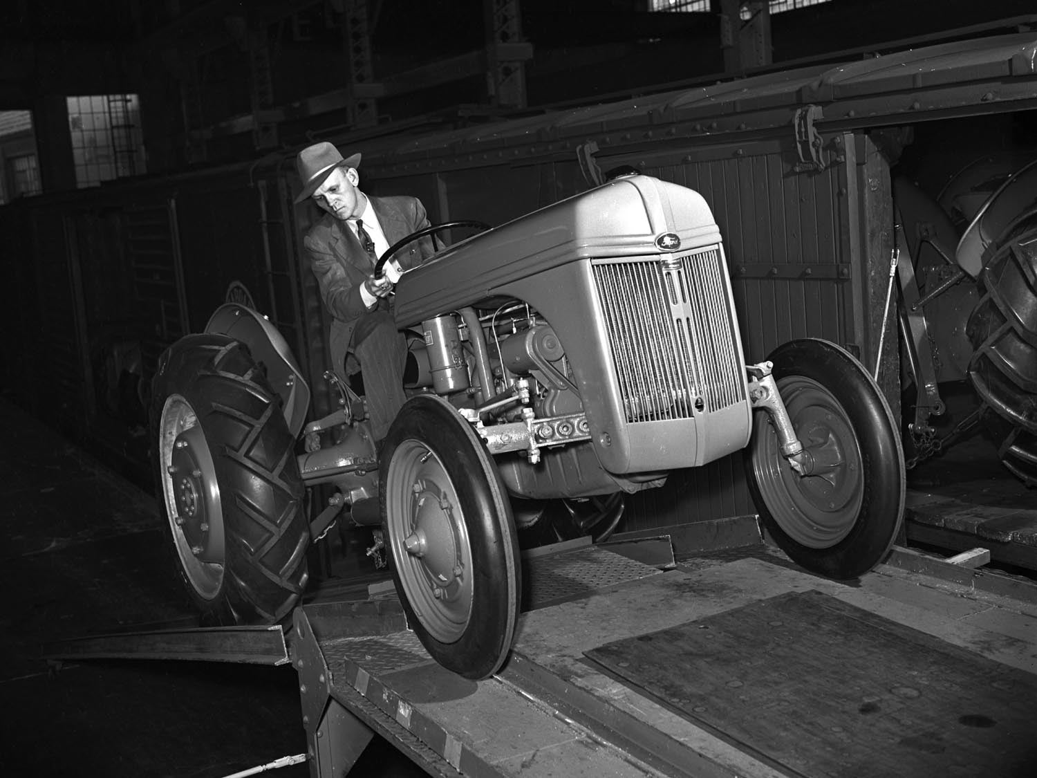 1946 Highland Park loading tractors with special d  0400-9019