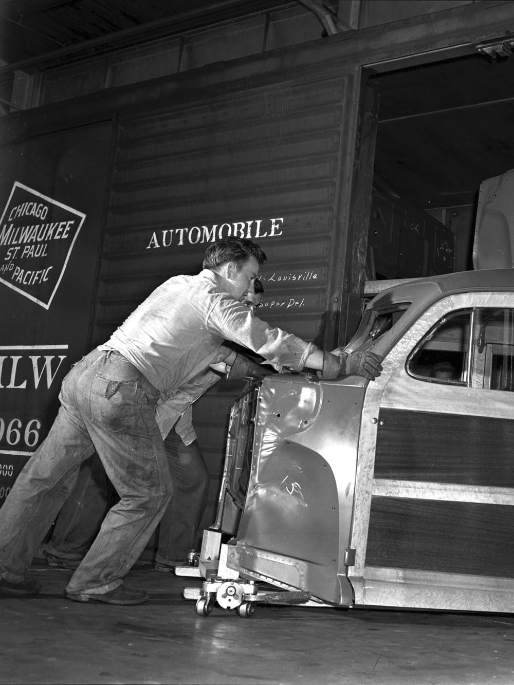 1946 Iron Mountain Ford station wagon bodies loadi 0400-9021