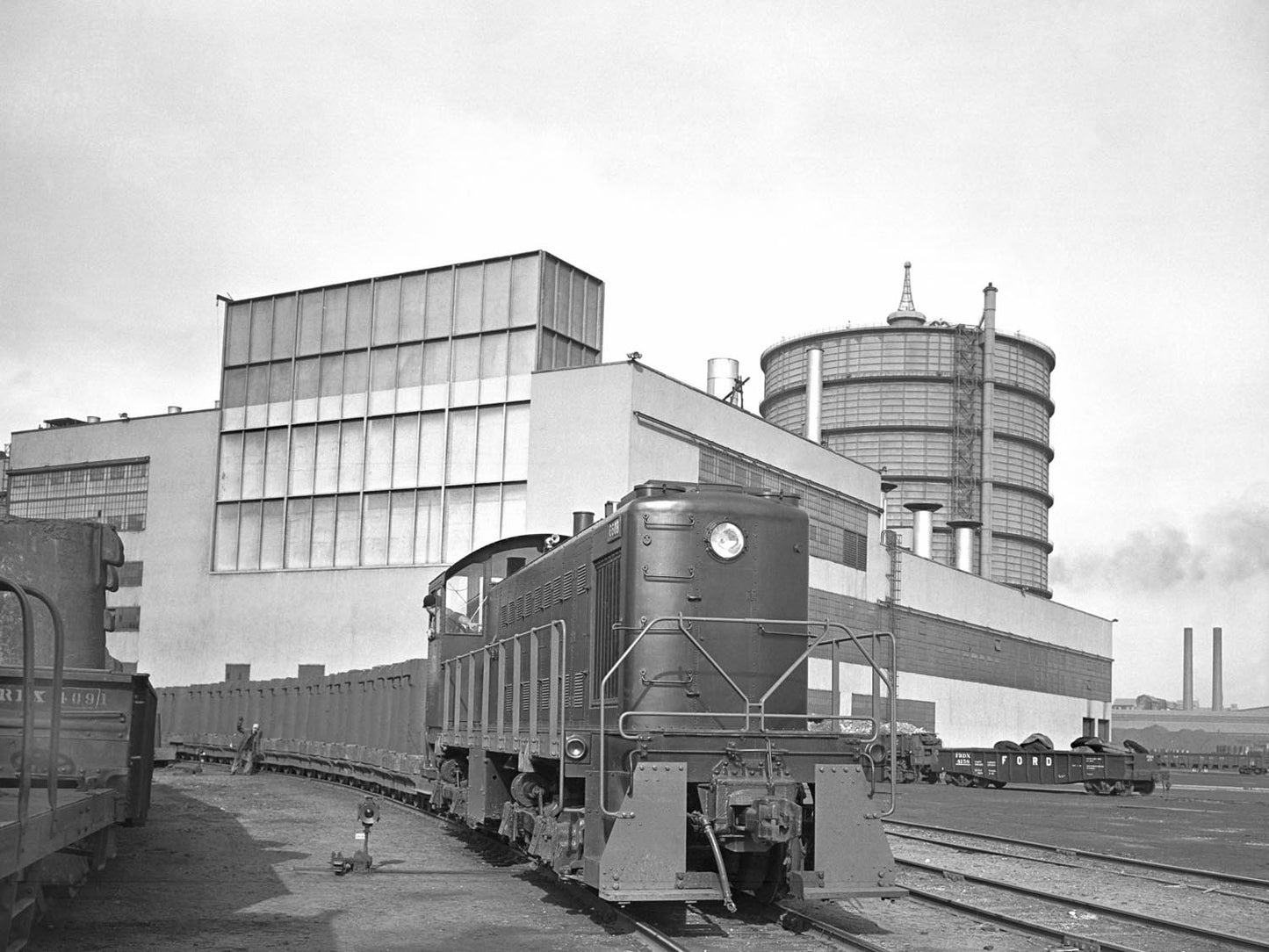 1946 Rouge Complex new locomotive arrives in yard  0400-9030