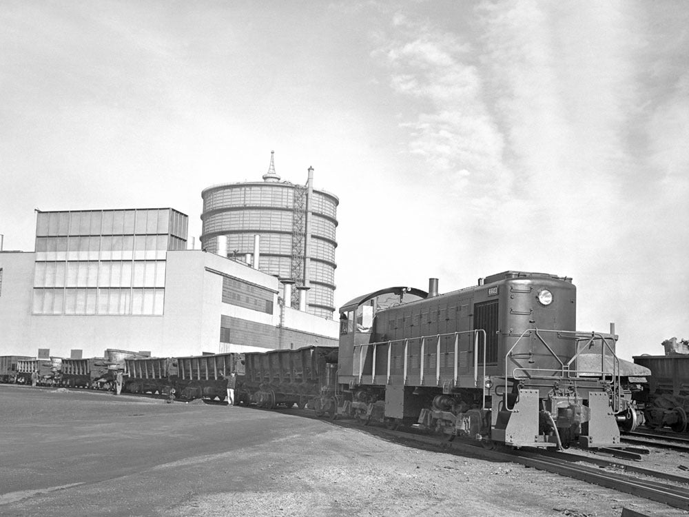 1946 Rouge Complex new locomotive working in yard 0400-9032