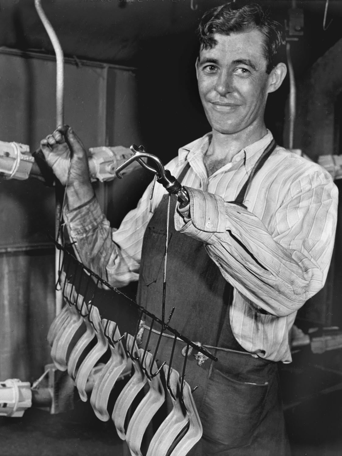 1946 Rouge Plant disabled war veteran at work  0400-9034