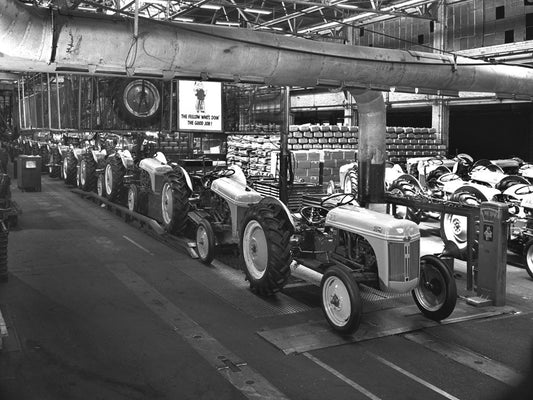 1950 Highland Park Tractor final assembly line  0400-9104