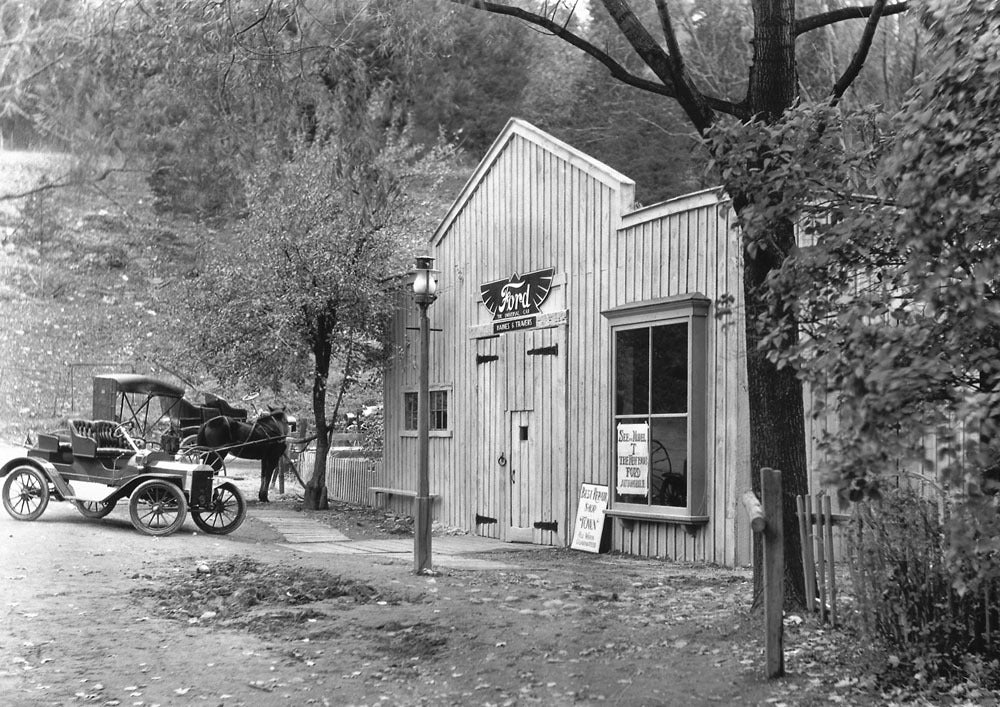 1933 (circa) Ford Dealership one of the earliest 0400-9196