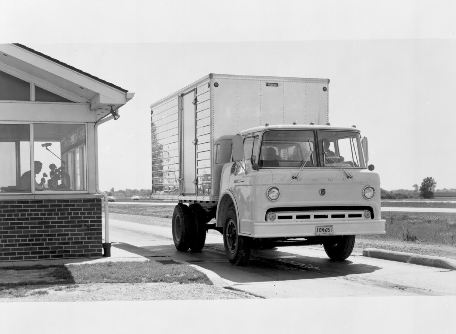 1962 Ford C700 Tilt Cab Truck  0401-0400
