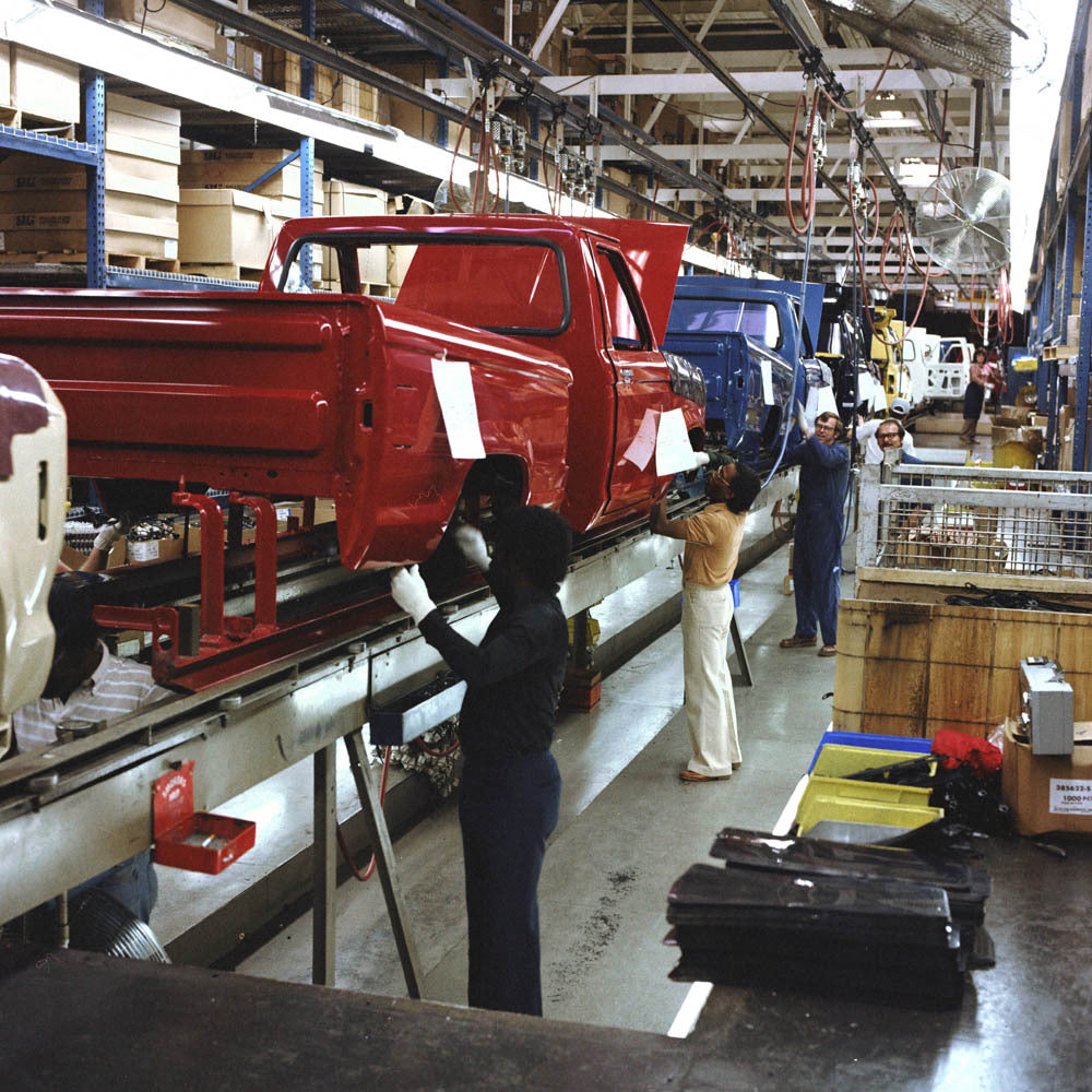 1983 Ford Kentucky Truck Plant bed installation  0401-0462