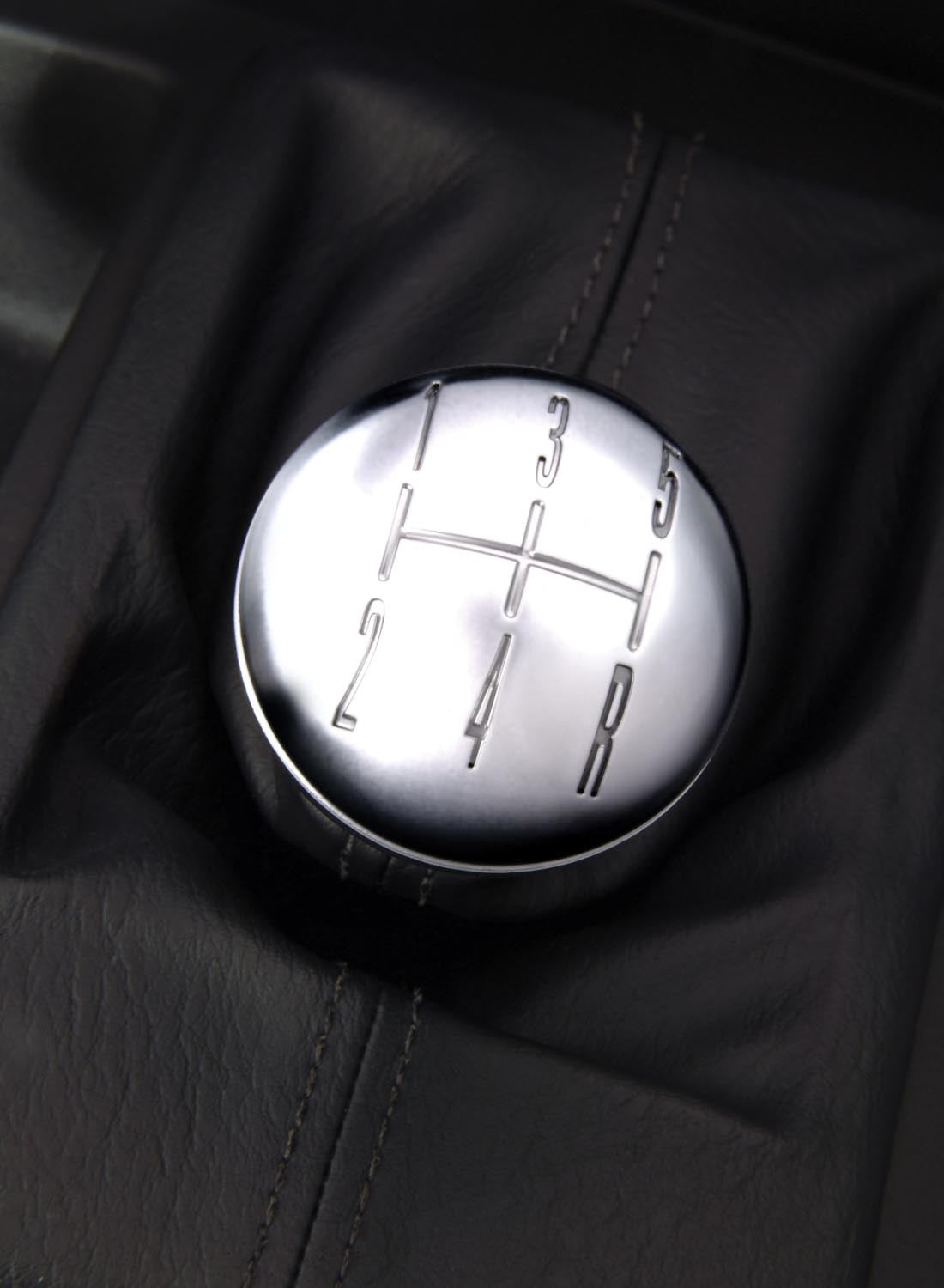 2005 Ford Mustang shift knob  0401-0536