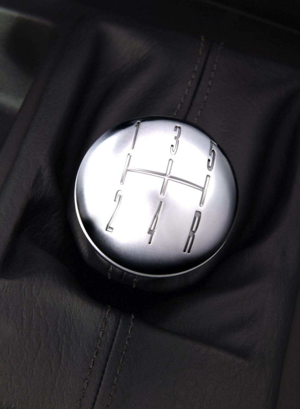 2005 Ford Mustang shift knob  0401-0536