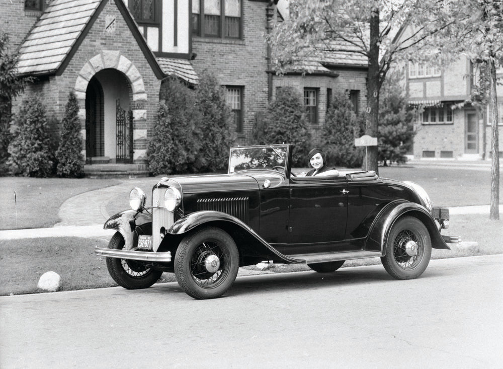 1932 Ford DeLuxe Cabriolet with Baroness Avonzo 0401-0748