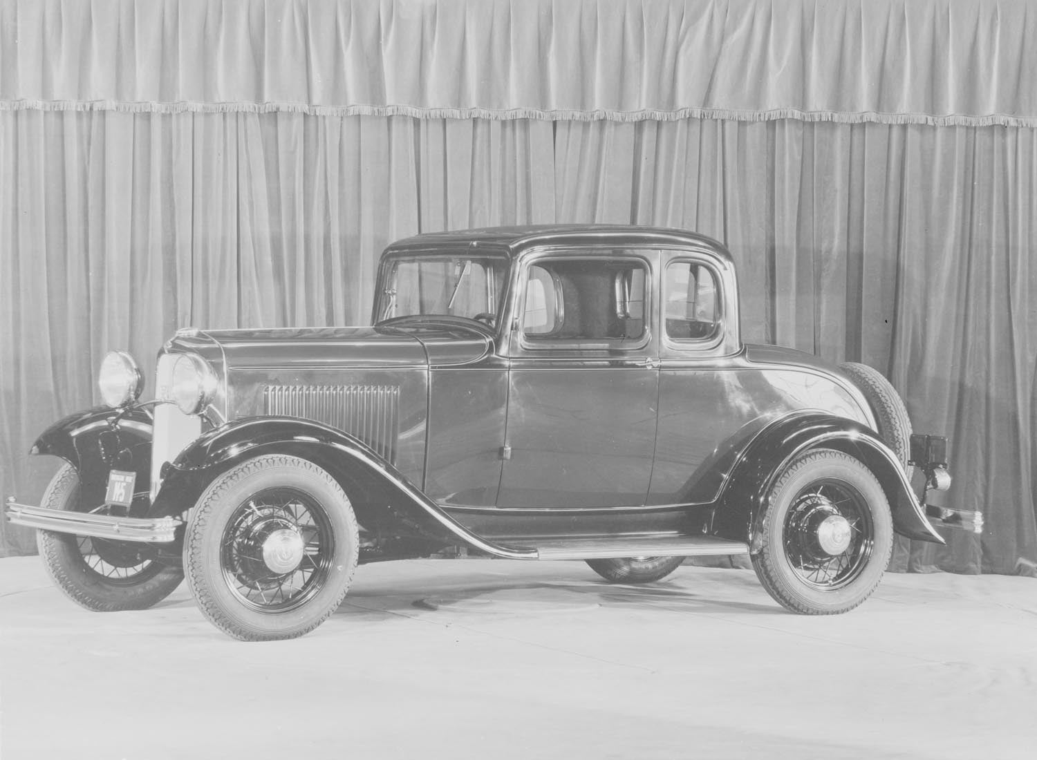 1932 Ford Standard Coupe five window  0401-0768