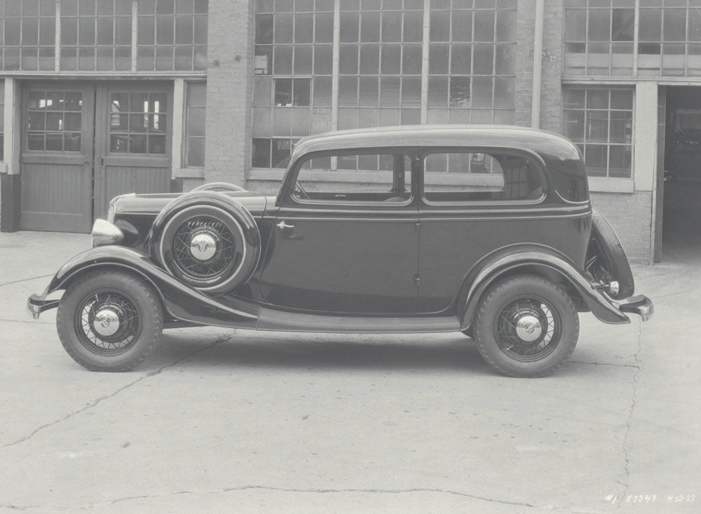 1933 Ford Tudor Sedan with fender mount spare tire  0401-0776