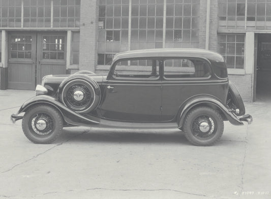 1933 Ford Tudor Sedan with fender mount spare tire  0401-0776