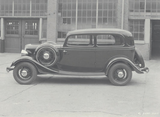 1933 Ford Tudor Sedan with fender mount spare tire  0401-0776