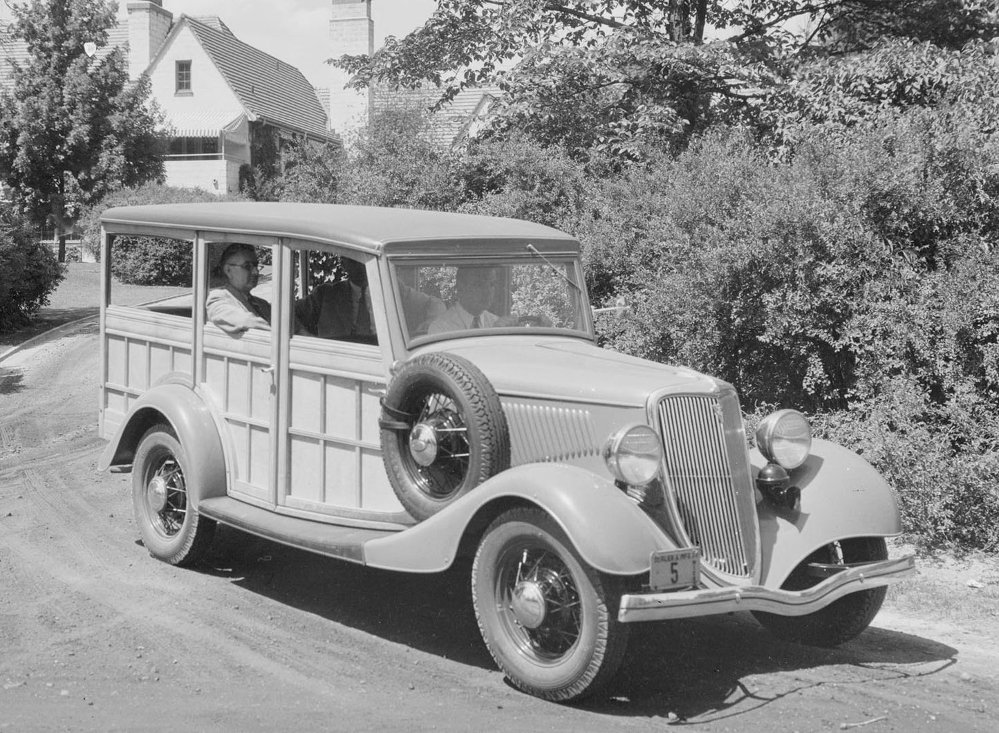 1934 Ford station wagon  0401-0790