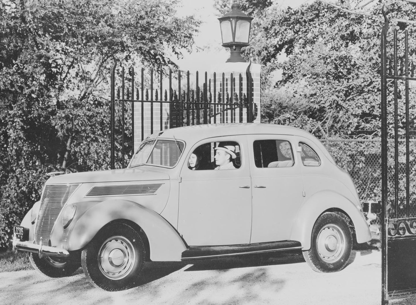 1937 Ford Fordor Sedan  0401-0842