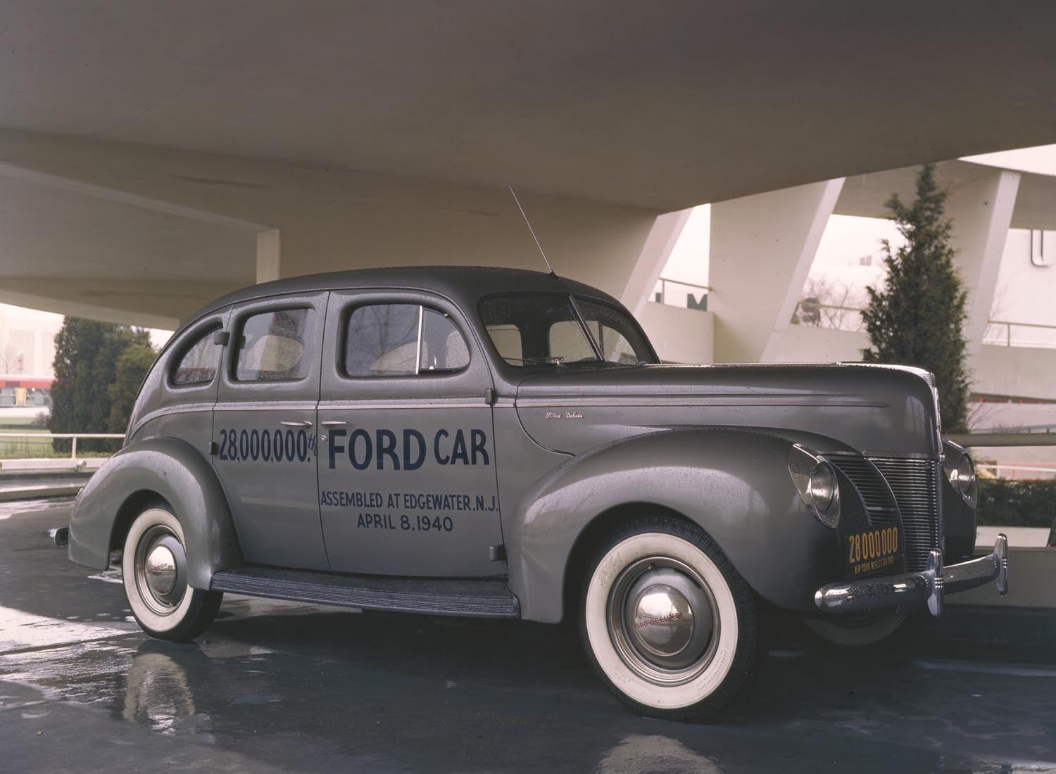 1940 Ford 28 Millionth car produced on display New  0401-0870