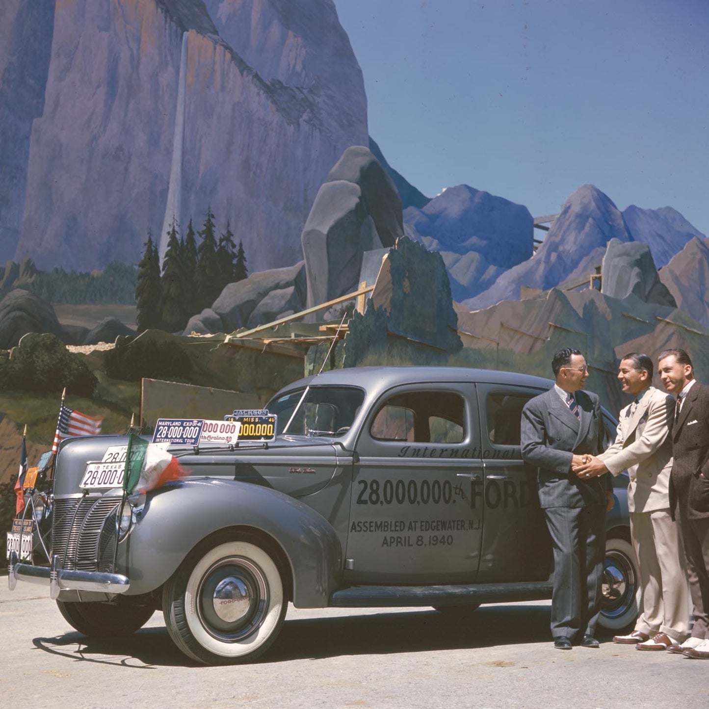 1940 Ford 28 Millionth car produced on tour of cou  0401-0872