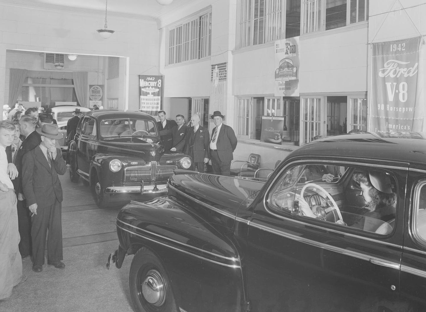 1942 Ford dealership Bob Ford Inc  0401-0917